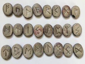 les Runes en raku, créations Isabelle Barrandon