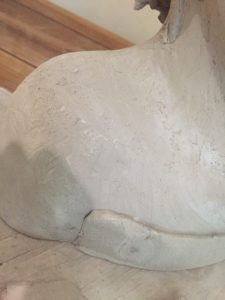 Réparation d'une sculpture en terre crue cassée, restauration d'une oeuvre en argile