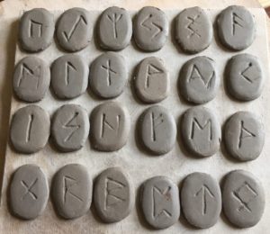 jeu de runes en argile en vente sur le site