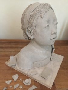 Réparation d'une sculpture en terre crue cassée, restauration d'une oeuvre en argile
