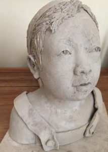 Réparation d'une sculpture en terre crue cassée, restauration d'une oeuvre en argile