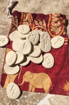 Runes grès blanc et pochette de rangement