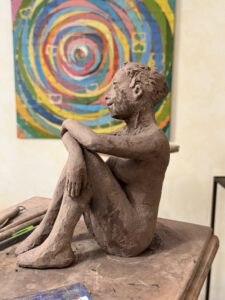 Modelage d'une sculpture en terre dans l'atelier d'Isabelle