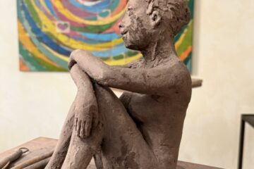Modelage d'une sculpture en terre dans l'atelier d'Isabelle